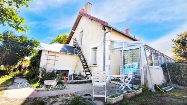 Découvrez cette maison d’environ 105 m², mitoyenne d’un côté, implantée sur un terrain d’environ 850 m².
L’entrée se fait par une première véranda qui mène à une cuisine ouverte sur la pièce de vie. À l’arrière, une seconde véranda vient compléter agréablement l’espace de vie.
Le rez-de-chaussée dispose également d’une suite parentale comprenant une chambre de 14 m² donnant accès à une salle d’eau avec WC.
À l’étage, un palier dessert deux chambres ainsi qu’une salle d’eau avec WC.
À l’extérieur, vous profiterez d’une piscine enterrée équipée d’un dôme et d’une pompe à chaleur permettant d’en prolonger l’utilisation. 
Un garage de 16 m² complète l’ensemble.
La maison est équipée d’une pompe à chaleur air/eau installée en 2024, avec climatisation réversible, et est raccordée au tout-à-l’égout.
Pour plus d’informations ou pour organiser une visite, contactez-moi.