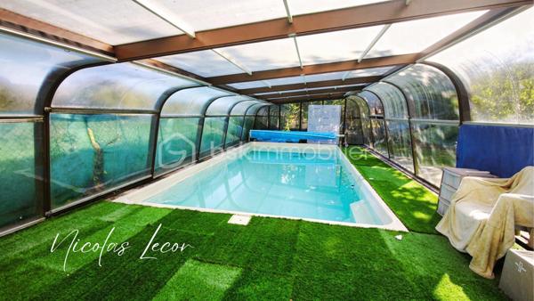 Découvrez cette maison d’environ 105 m², mitoyenne d’un côté, implantée sur un terrain d’environ 850 m².
L’entrée se fait par une première véranda qui mène à une cuisine ouverte sur la pièce de vie. À l’arrière, une seconde véranda vient compléter agréablement l’espace de vie.
Le rez-de-chaussée dispose également d’une suite parentale comprenant une chambre de 14 m² donnant accès à une salle d’eau avec WC.
À l’étage, un palier dessert deux chambres ainsi qu’une salle d’eau avec WC.
À l’extérieur, vous profiterez d’une piscine enterrée équipée d’un dôme et d’une pompe à chaleur permettant d’en prolonger l’utilisation. 
Un garage de 16 m² complète l’ensemble.
La maison est équipée d’une pompe à chaleur air/eau installée en 2024, avec climatisation réversible, et est raccordée au tout-à-l’égout.
Pour plus d’informations ou pour organiser une visite, contactez-moi.