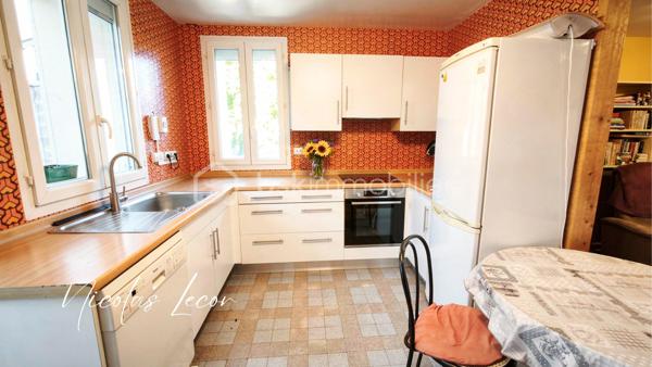 Découvrez cette maison d’environ 105 m², mitoyenne d’un côté, implantée sur un terrain d’environ 850 m².
L’entrée se fait par une première véranda qui mène à une cuisine ouverte sur la pièce de vie. À l’arrière, une seconde véranda vient compléter agréablement l’espace de vie.
Le rez-de-chaussée dispose également d’une suite parentale comprenant une chambre de 14 m² donnant accès à une salle d’eau avec WC.
À l’étage, un palier dessert deux chambres ainsi qu’une salle d’eau avec WC.
À l’extérieur, vous profiterez d’une piscine enterrée équipée d’un dôme et d’une pompe à chaleur permettant d’en prolonger l’utilisation. 
Un garage de 16 m² complète l’ensemble.
La maison est équipée d’une pompe à chaleur air/eau installée en 2024, avec climatisation réversible, et est raccordée au tout-à-l’égout.
Pour plus d’informations ou pour organiser une visite, contactez-moi.