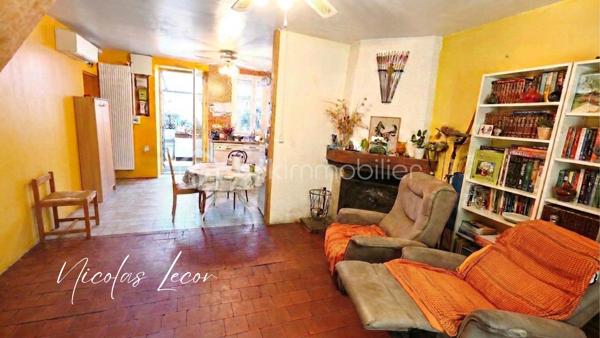 Découvrez cette maison d’environ 105 m², mitoyenne d’un côté, implantée sur un terrain d’environ 850 m².
L’entrée se fait par une première véranda qui mène à une cuisine ouverte sur la pièce de vie. À l’arrière, une seconde véranda vient compléter agréablement l’espace de vie.
Le rez-de-chaussée dispose également d’une suite parentale comprenant une chambre de 14 m² donnant accès à une salle d’eau avec WC.
À l’étage, un palier dessert deux chambres ainsi qu’une salle d’eau avec WC.
À l’extérieur, vous profiterez d’une piscine enterrée équipée d’un dôme et d’une pompe à chaleur permettant d’en prolonger l’utilisation. 
Un garage de 16 m² complète l’ensemble.
La maison est équipée d’une pompe à chaleur air/eau installée en 2024, avec climatisation réversible, et est raccordée au tout-à-l’égout.
Pour plus d’informations ou pour organiser une visite, contactez-moi.