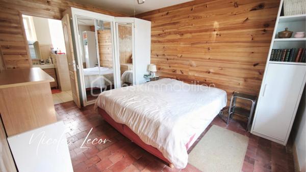 Découvrez cette maison d’environ 105 m², mitoyenne d’un côté, implantée sur un terrain d’environ 850 m².
L’entrée se fait par une première véranda qui mène à une cuisine ouverte sur la pièce de vie. À l’arrière, une seconde véranda vient compléter agréablement l’espace de vie.
Le rez-de-chaussée dispose également d’une suite parentale comprenant une chambre de 14 m² donnant accès à une salle d’eau avec WC.
À l’étage, un palier dessert deux chambres ainsi qu’une salle d’eau avec WC.
À l’extérieur, vous profiterez d’une piscine enterrée équipée d’un dôme et d’une pompe à chaleur permettant d’en prolonger l’utilisation. 
Un garage de 16 m² complète l’ensemble.
La maison est équipée d’une pompe à chaleur air/eau installée en 2024, avec climatisation réversible, et est raccordée au tout-à-l’égout.
Pour plus d’informations ou pour organiser une visite, contactez-moi.