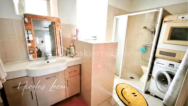 Découvrez cette maison d’environ 105 m², mitoyenne d’un côté, implantée sur un terrain d’environ 850 m².
L’entrée se fait par une première véranda qui mène à une cuisine ouverte sur la pièce de vie. À l’arrière, une seconde véranda vient compléter agréablement l’espace de vie.
Le rez-de-chaussée dispose également d’une suite parentale comprenant une chambre de 14 m² donnant accès à une salle d’eau avec WC.
À l’étage, un palier dessert deux chambres ainsi qu’une salle d’eau avec WC.
À l’extérieur, vous profiterez d’une piscine enterrée équipée d’un dôme et d’une pompe à chaleur permettant d’en prolonger l’utilisation. 
Un garage de 16 m² complète l’ensemble.
La maison est équipée d’une pompe à chaleur air/eau installée en 2024, avec climatisation réversible, et est raccordée au tout-à-l’égout.
Pour plus d’informations ou pour organiser une visite, contactez-moi.