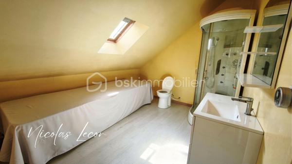 Découvrez cette maison d’environ 105 m², mitoyenne d’un côté, implantée sur un terrain d’environ 850 m².
L’entrée se fait par une première véranda qui mène à une cuisine ouverte sur la pièce de vie. À l’arrière, une seconde véranda vient compléter agréablement l’espace de vie.
Le rez-de-chaussée dispose également d’une suite parentale comprenant une chambre de 14 m² donnant accès à une salle d’eau avec WC.
À l’étage, un palier dessert deux chambres ainsi qu’une salle d’eau avec WC.
À l’extérieur, vous profiterez d’une piscine enterrée équipée d’un dôme et d’une pompe à chaleur permettant d’en prolonger l’utilisation. 
Un garage de 16 m² complète l’ensemble.
La maison est équipée d’une pompe à chaleur air/eau installée en 2024, avec climatisation réversible, et est raccordée au tout-à-l’égout.
Pour plus d’informations ou pour organiser une visite, contactez-moi.