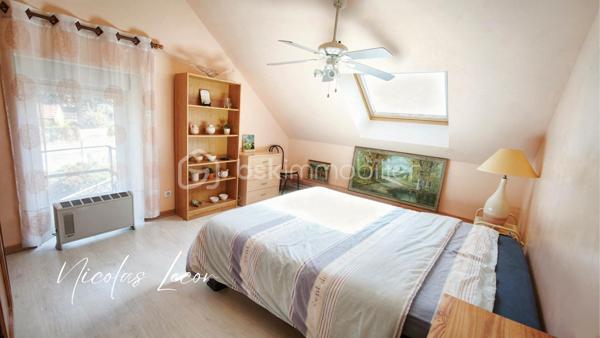 Découvrez cette maison d’environ 105 m², mitoyenne d’un côté, implantée sur un terrain d’environ 850 m².
L’entrée se fait par une première véranda qui mène à une cuisine ouverte sur la pièce de vie. À l’arrière, une seconde véranda vient compléter agréablement l’espace de vie.
Le rez-de-chaussée dispose également d’une suite parentale comprenant une chambre de 14 m² donnant accès à une salle d’eau avec WC.
À l’étage, un palier dessert deux chambres ainsi qu’une salle d’eau avec WC.
À l’extérieur, vous profiterez d’une piscine enterrée équipée d’un dôme et d’une pompe à chaleur permettant d’en prolonger l’utilisation. 
Un garage de 16 m² complète l’ensemble.
La maison est équipée d’une pompe à chaleur air/eau installée en 2024, avec climatisation réversible, et est raccordée au tout-à-l’égout.
Pour plus d’informations ou pour organiser une visite, contactez-moi.