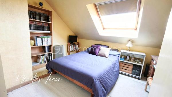 Découvrez cette maison d’environ 105 m², mitoyenne d’un côté, implantée sur un terrain d’environ 850 m².
L’entrée se fait par une première véranda qui mène à une cuisine ouverte sur la pièce de vie. À l’arrière, une seconde véranda vient compléter agréablement l’espace de vie.
Le rez-de-chaussée dispose également d’une suite parentale comprenant une chambre de 14 m² donnant accès à une salle d’eau avec WC.
À l’étage, un palier dessert deux chambres ainsi qu’une salle d’eau avec WC.
À l’extérieur, vous profiterez d’une piscine enterrée équipée d’un dôme et d’une pompe à chaleur permettant d’en prolonger l’utilisation. 
Un garage de 16 m² complète l’ensemble.
La maison est équipée d’une pompe à chaleur air/eau installée en 2024, avec climatisation réversible, et est raccordée au tout-à-l’égout.
Pour plus d’informations ou pour organiser une visite, contactez-moi.