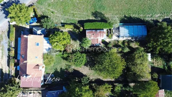 Découvrez cette maison d’environ 105 m², mitoyenne d’un côté, implantée sur un terrain d’environ 850 m².
L’entrée se fait par une première véranda qui mène à une cuisine ouverte sur la pièce de vie. À l’arrière, une seconde véranda vient compléter agréablement l’espace de vie.
Le rez-de-chaussée dispose également d’une suite parentale comprenant une chambre de 14 m² donnant accès à une salle d’eau avec WC.
À l’étage, un palier dessert deux chambres ainsi qu’une salle d’eau avec WC.
À l’extérieur, vous profiterez d’une piscine enterrée équipée d’un dôme et d’une pompe à chaleur permettant d’en prolonger l’utilisation. 
Un garage de 16 m² complète l’ensemble.
La maison est équipée d’une pompe à chaleur air/eau installée en 2024, avec climatisation réversible, et est raccordée au tout-à-l’égout.
Pour plus d’informations ou pour organiser une visite, contactez-moi.
