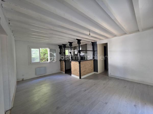 Découvrez cette charmante maison  structure bois, édifiée de plain-pied sur vide sanitaire, alliant confort, isolation naturelle et praticité. Située dans un environnement calme et un secteur très recherché, elle offre un cadre de vie particulièrement agréable.

L'intérieur se compose de :
• Une entrée accueillante
• Un séjour lumineux avec sa cuisine ouverte, idéal pour les moments de convivialité
• 2 chambres confortables
• Un bureau pouvant facilement servir de coin nuit ou de chambre d'appoint
• Une salle d'eau fonctionnelle
• Un WC indépendant

Les extérieurs et annexes :
• Un garage 
• Plusieurs dépendances offrant un bel espace de stockage ou de rangement
• Un terrain idéalement situé dans un quartier coté

Une opportunité rare à saisir rapidement : faites vite, ce bien ne restera pas longtemps sur le marché !