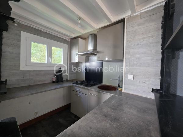 Découvrez cette charmante maison  structure bois, édifiée de plain-pied sur vide sanitaire, alliant confort, isolation naturelle et praticité. Située dans un environnement calme et un secteur très recherché, elle offre un cadre de vie particulièrement agréable.

L'intérieur se compose de :
• Une entrée accueillante
• Un séjour lumineux avec sa cuisine ouverte, idéal pour les moments de convivialité
• 2 chambres confortables
• Un bureau pouvant facilement servir de coin nuit ou de chambre d'appoint
• Une salle d'eau fonctionnelle
• Un WC indépendant

Les extérieurs et annexes :
• Un garage 
• Plusieurs dépendances offrant un bel espace de stockage ou de rangement
• Un terrain idéalement situé dans un quartier coté

Une opportunité rare à saisir rapidement : faites vite, ce bien ne restera pas longtemps sur le marché !
