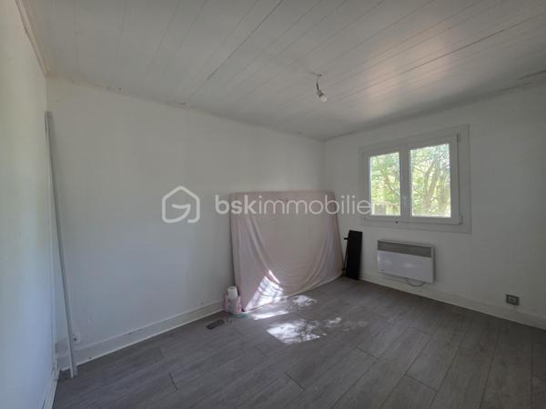 Découvrez cette charmante maison  structure bois, édifiée de plain-pied sur vide sanitaire, alliant confort, isolation naturelle et praticité. Située dans un environnement calme et un secteur très recherché, elle offre un cadre de vie particulièrement agréable.

L'intérieur se compose de :
• Une entrée accueillante
• Un séjour lumineux avec sa cuisine ouverte, idéal pour les moments de convivialité
• 2 chambres confortables
• Un bureau pouvant facilement servir de coin nuit ou de chambre d'appoint
• Une salle d'eau fonctionnelle
• Un WC indépendant

Les extérieurs et annexes :
• Un garage 
• Plusieurs dépendances offrant un bel espace de stockage ou de rangement
• Un terrain idéalement situé dans un quartier coté

Une opportunité rare à saisir rapidement : faites vite, ce bien ne restera pas longtemps sur le marché !