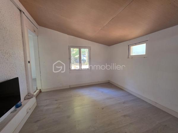 Découvrez cette charmante maison  structure bois, édifiée de plain-pied sur vide sanitaire, alliant confort, isolation naturelle et praticité. Située dans un environnement calme et un secteur très recherché, elle offre un cadre de vie particulièrement agréable.

L'intérieur se compose de :
• Une entrée accueillante
• Un séjour lumineux avec sa cuisine ouverte, idéal pour les moments de convivialité
• 2 chambres confortables
• Un bureau pouvant facilement servir de coin nuit ou de chambre d'appoint
• Une salle d'eau fonctionnelle
• Un WC indépendant

Les extérieurs et annexes :
• Un garage 
• Plusieurs dépendances offrant un bel espace de stockage ou de rangement
• Un terrain idéalement situé dans un quartier coté

Une opportunité rare à saisir rapidement : faites vite, ce bien ne restera pas longtemps sur le marché !