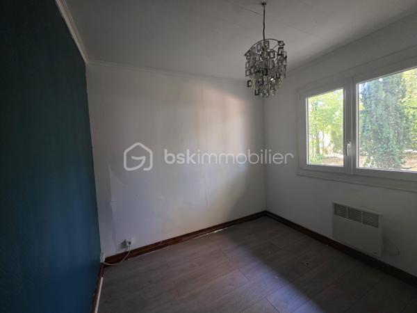 Découvrez cette charmante maison  structure bois, édifiée de plain-pied sur vide sanitaire, alliant confort, isolation naturelle et praticité. Située dans un environnement calme et un secteur très recherché, elle offre un cadre de vie particulièrement agréable.

L'intérieur se compose de :
• Une entrée accueillante
• Un séjour lumineux avec sa cuisine ouverte, idéal pour les moments de convivialité
• 2 chambres confortables
• Un bureau pouvant facilement servir de coin nuit ou de chambre d'appoint
• Une salle d'eau fonctionnelle
• Un WC indépendant

Les extérieurs et annexes :
• Un garage 
• Plusieurs dépendances offrant un bel espace de stockage ou de rangement
• Un terrain idéalement situé dans un quartier coté

Une opportunité rare à saisir rapidement : faites vite, ce bien ne restera pas longtemps sur le marché !