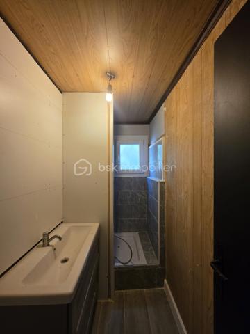 Découvrez cette charmante maison  structure bois, édifiée de plain-pied sur vide sanitaire, alliant confort, isolation naturelle et praticité. Située dans un environnement calme et un secteur très recherché, elle offre un cadre de vie particulièrement agréable.

L'intérieur se compose de :
• Une entrée accueillante
• Un séjour lumineux avec sa cuisine ouverte, idéal pour les moments de convivialité
• 2 chambres confortables
• Un bureau pouvant facilement servir de coin nuit ou de chambre d'appoint
• Une salle d'eau fonctionnelle
• Un WC indépendant

Les extérieurs et annexes :
• Un garage 
• Plusieurs dépendances offrant un bel espace de stockage ou de rangement
• Un terrain idéalement situé dans un quartier coté

Une opportunité rare à saisir rapidement : faites vite, ce bien ne restera pas longtemps sur le marché !