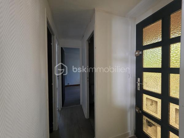 Découvrez cette charmante maison  structure bois, édifiée de plain-pied sur vide sanitaire, alliant confort, isolation naturelle et praticité. Située dans un environnement calme et un secteur très recherché, elle offre un cadre de vie particulièrement agréable.

L'intérieur se compose de :
• Une entrée accueillante
• Un séjour lumineux avec sa cuisine ouverte, idéal pour les moments de convivialité
• 2 chambres confortables
• Un bureau pouvant facilement servir de coin nuit ou de chambre d'appoint
• Une salle d'eau fonctionnelle
• Un WC indépendant

Les extérieurs et annexes :
• Un garage 
• Plusieurs dépendances offrant un bel espace de stockage ou de rangement
• Un terrain idéalement situé dans un quartier coté

Une opportunité rare à saisir rapidement : faites vite, ce bien ne restera pas longtemps sur le marché !