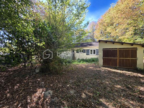 Découvrez cette charmante maison  structure bois, édifiée de plain-pied sur vide sanitaire, alliant confort, isolation naturelle et praticité. Située dans un environnement calme et un secteur très recherché, elle offre un cadre de vie particulièrement agréable.

L'intérieur se compose de :
• Une entrée accueillante
• Un séjour lumineux avec sa cuisine ouverte, idéal pour les moments de convivialité
• 2 chambres confortables
• Un bureau pouvant facilement servir de coin nuit ou de chambre d'appoint
• Une salle d'eau fonctionnelle
• Un WC indépendant

Les extérieurs et annexes :
• Un garage 
• Plusieurs dépendances offrant un bel espace de stockage ou de rangement
• Un terrain idéalement situé dans un quartier coté

Une opportunité rare à saisir rapidement : faites vite, ce bien ne restera pas longtemps sur le marché !