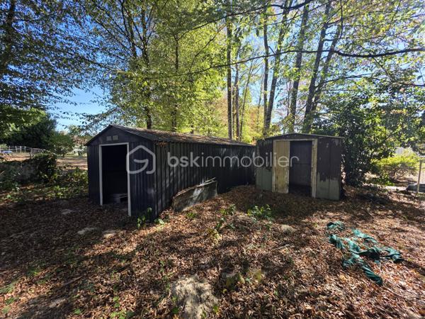 Découvrez cette charmante maison  structure bois, édifiée de plain-pied sur vide sanitaire, alliant confort, isolation naturelle et praticité. Située dans un environnement calme et un secteur très recherché, elle offre un cadre de vie particulièrement agréable.

L'intérieur se compose de :
• Une entrée accueillante
• Un séjour lumineux avec sa cuisine ouverte, idéal pour les moments de convivialité
• 2 chambres confortables
• Un bureau pouvant facilement servir de coin nuit ou de chambre d'appoint
• Une salle d'eau fonctionnelle
• Un WC indépendant

Les extérieurs et annexes :
• Un garage 
• Plusieurs dépendances offrant un bel espace de stockage ou de rangement
• Un terrain idéalement situé dans un quartier coté

Une opportunité rare à saisir rapidement : faites vite, ce bien ne restera pas longtemps sur le marché !