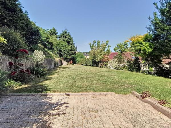 Un coin de nature en ville, où chaque espace respire le calme et l’élégance