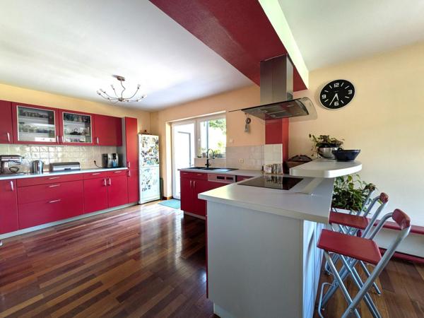 Un coin de nature en ville, où chaque espace respire le calme et l’élégance