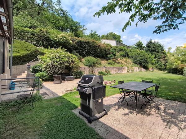 Un coin de nature en ville, où chaque espace respire le calme et l’élégance
