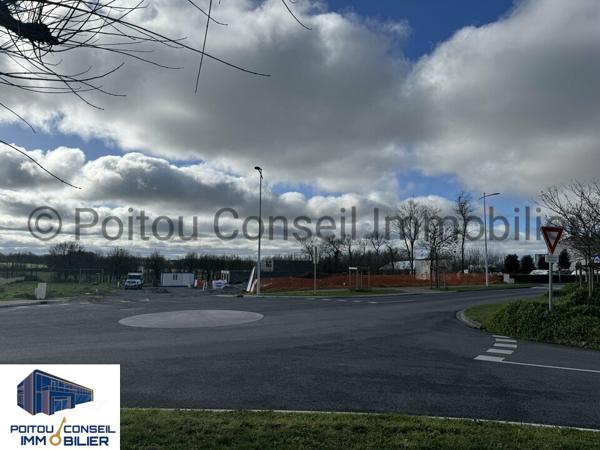 LOCAL COMMERCIAL AIFFRES AVEC PARKINGS 100m2 FACILE D’ACCES