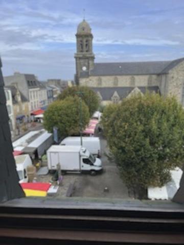 Cocon de Charme sous les Toits : Studio de Standing avec Vue Imprenable sur la Place de l'Église