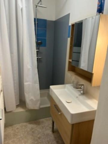 Cocon de Charme sous les Toits : Studio de Standing avec Vue Imprenable sur la Place de l'Église