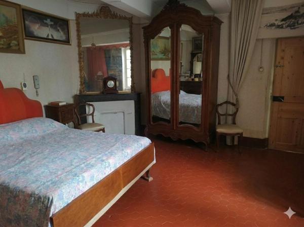 Narbonne Centre : Maison de Caractère de 171 m²  - T8  -  R+2 - avec Cour-Parking et Toit-Terrasse