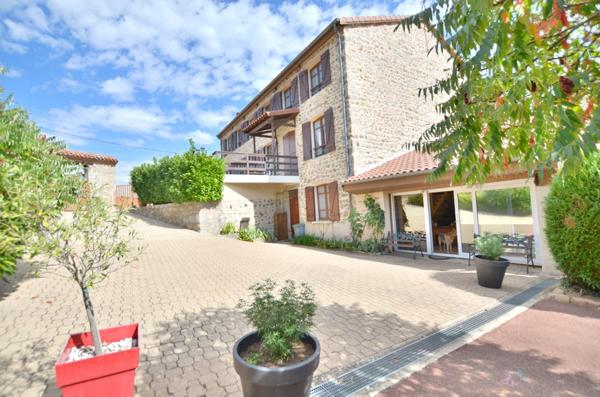 Lyon 50 minutes, Clermont 50 minutes, Roanne 30 minutes, Saint Etienne 40 minutes