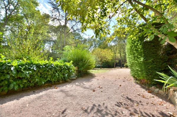 Lyon 50 minutes, Clermont 50 minutes, Roanne 30 minutes, Saint Etienne 40 minutes