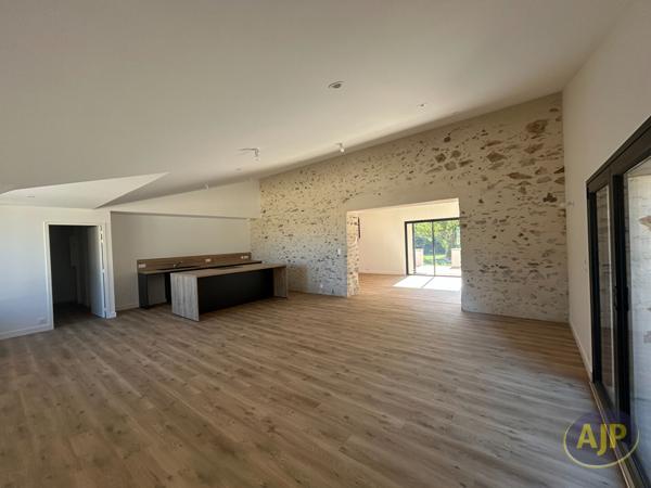Maison à louer Corcoue Sur Logne : 5 pièces, 182m² avec 3 chambre(s) à 1 350€ - AJP Immobilier Saint-Philbert-de-Grand-Lieu