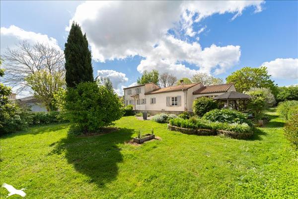 Maison à vendre |  Saint-Germain-de-Lusignan |  5 pièces | 132 m²