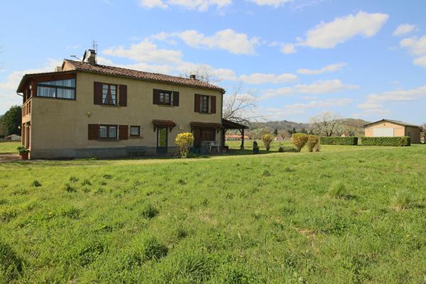 Charmante maison familiale avec dépendance proche du centre de Prayssac