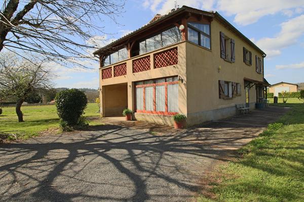 Charmante maison familiale avec dépendance proche du centre de Prayssac