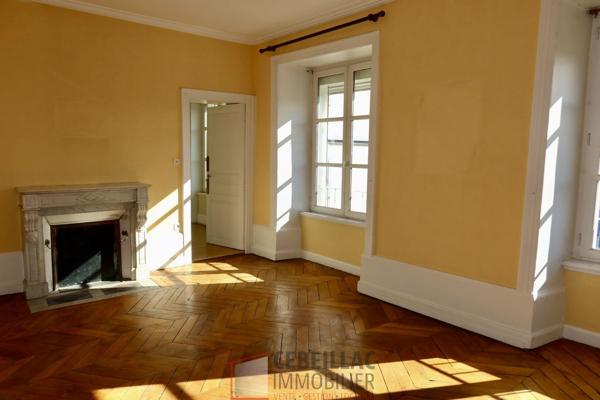 Appartement de caractère 128 m² / Triple séjour, garage et fort potentiel en centre-ville