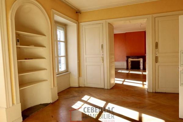 Appartement de caractère 128 m² / Triple séjour, garage et fort potentiel en centre-ville
