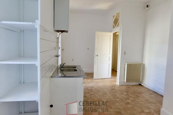 Appartement de caractère 128 m² / Triple séjour, garage et fort potentiel en centre-ville