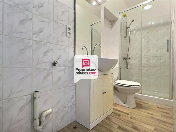 Ensemble immobilier avec 2 APT T1BIS + local Professionnel et cellier au coeur de SAINT-ASTIER (24110)