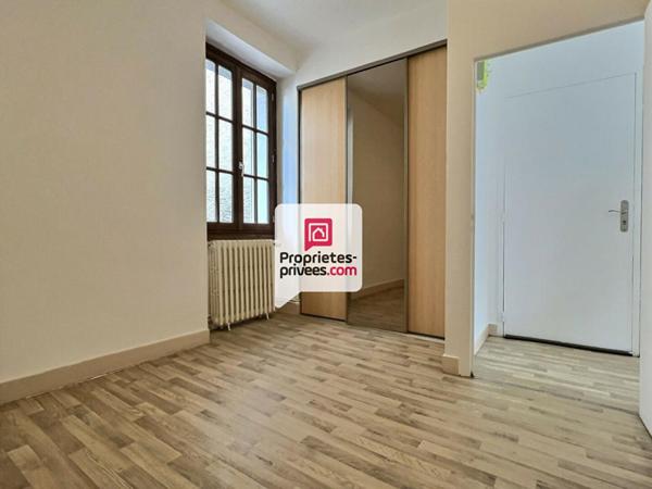 Ensemble immobilier avec 2 APT T1BIS + local Professionnel et cellier au coeur de SAINT-ASTIER (24110)
