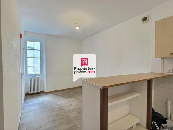Ensemble immobilier avec 2 APT T1BIS + local Professionnel et cellier au coeur de SAINT-ASTIER (24110)
