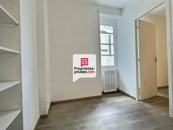 Ensemble immobilier avec 2 APT T1BIS + local Professionnel et cellier au coeur de SAINT-ASTIER (24110)