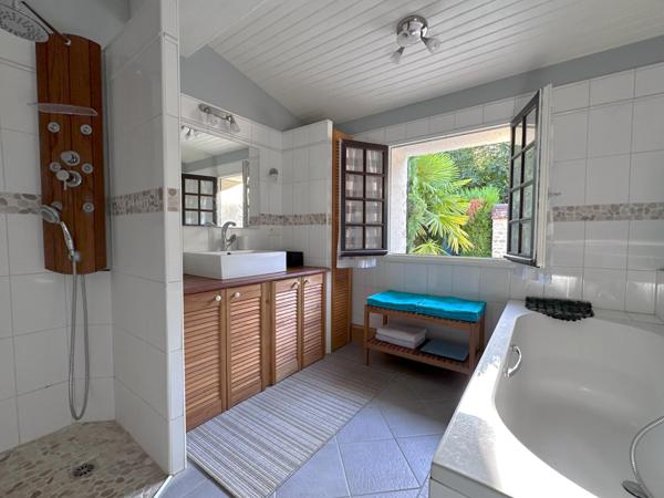 Maison familiale avec garage et box pour chevaux