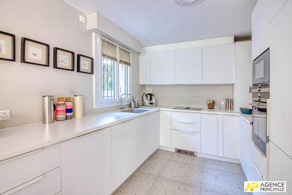 Versailles Avenue de Paris Appartement 5 pièces 116 m² carrez avec terrasse, jardin et 3 places de parking €1 045 000 ** - Référence 27663