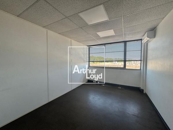 Bureaux à louer à Nîmes 76 m² au 2e étage parking sur site