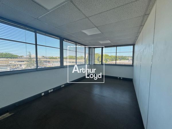 Bureaux à louer à Nîmes 76 m² au 2e étage parking sur site