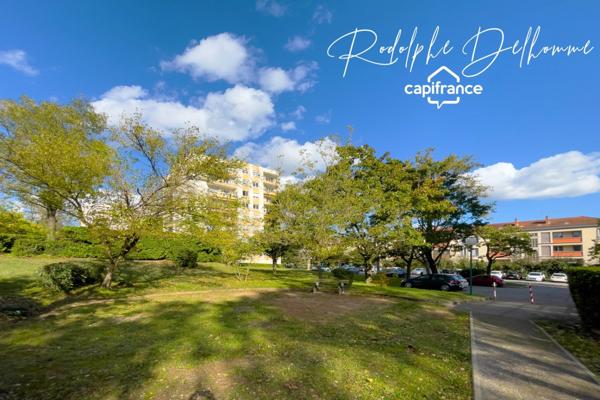 Appartement T4 rénové, dans un cadre verdoyant et sécurisé à La Mulatière avec cave et parking