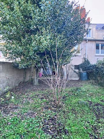 A vendre Angers Pasteur Victor Hugo, appartement type 3 avec jardin privatif clos d'environ 80m² situé en rez-de-jardin d'une maison angevine. 2 chambres, séjour, cuisine équipée, arrière cuisine, 2 caves.