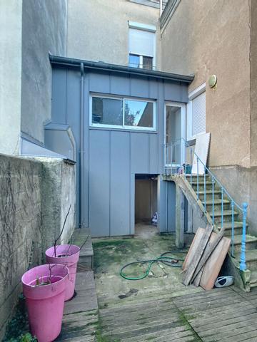 A vendre Angers Pasteur Victor Hugo, appartement type 3 avec jardin privatif clos d'environ 80m² situé en rez-de-jardin d'une maison angevine. 2 chambres, séjour, cuisine équipée, arrière cuisine, 2 caves.