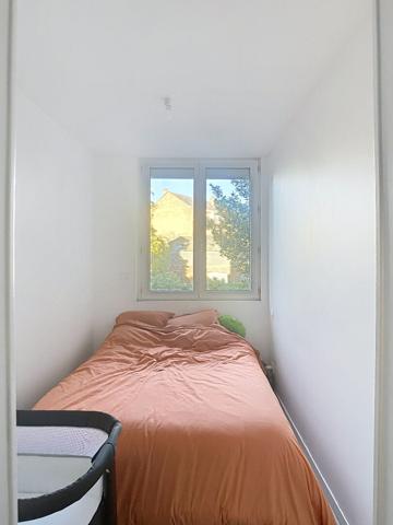 A vendre Angers Pasteur Victor Hugo, appartement type 3 avec jardin privatif clos d'environ 80m² situé en rez-de-jardin d'une maison angevine. 2 chambres, séjour, cuisine équipée, arrière cuisine, 2 caves.