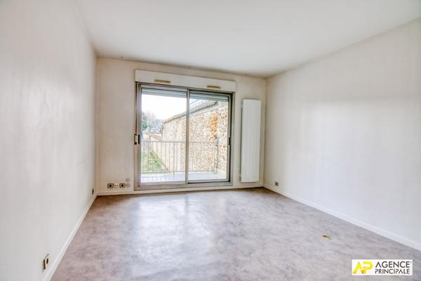 Versailles Rive-Droite Studio 26 m² situé au 1er étage avec ascenseur et balcon 239 000 € **  - Référence  28045