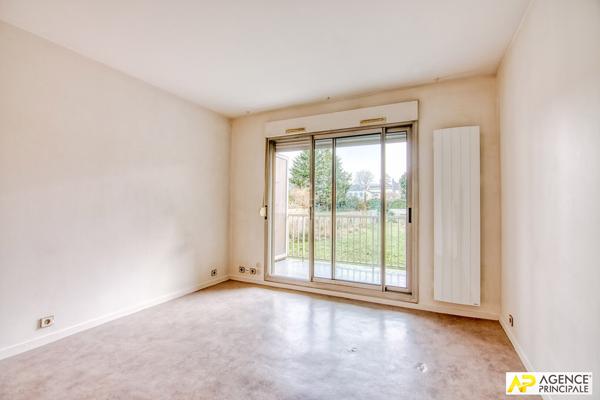 Versailles Rive-Droite Studio 26 m² situé au 1er étage avec ascenseur et balcon 239 000 € **  - Référence  28045