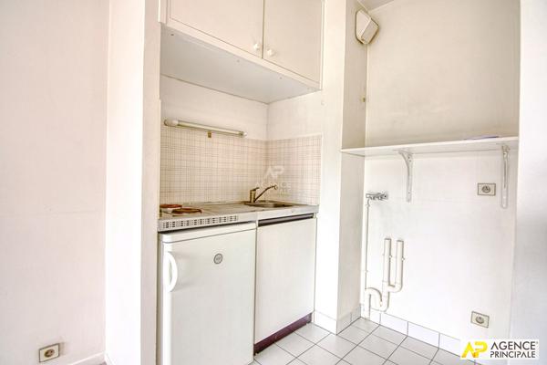 Versailles Rive-Droite Studio 26 m² situé au 1er étage avec ascenseur et balcon 239 000 € **  - Référence  28045